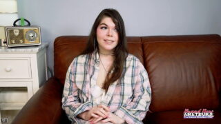 Amateur slet geeft een slordige pijpbeurt na intense anale pounding