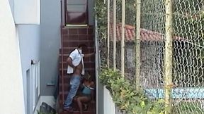 corno desconfia da mulher e filma a vagabunda dando para o jardineiro
