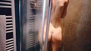 Moglie nuda sotto la doccia fa la puttana