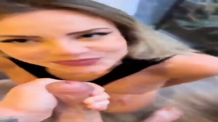 Loira gata sentou e levou gozada na cara