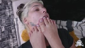 Meus pezinhos delicados tamanho 33 precisam serem adorados, são únicos e maravilhosos, então beije-os escrava, adore e lamba, muitos queriam estar em seu lugar by Duda Valentine (part06-06)