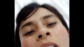 Entro al cuarto  y la obligo a follar