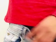 Chacal se saca la verga en el baño (parte 1)