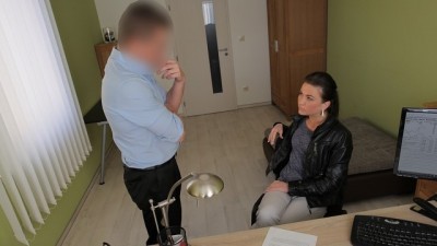 Sexy Chick Fait Une Pipe et Se Fait Prendre Au Bureau De Prêt