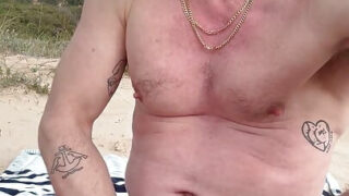 Bătrâni tatuați cu puli uriașe se fut în aer liber înainte de a înghiți sperma
