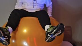 Tom's boyfriend sits on a big 36 inch inflating balloon until it pops