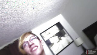 Het POV-avsugning leder till intensiv barbacka rövknull med massiv cumshot