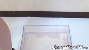 Slechte Japanse schatje plassen door rode slipjes