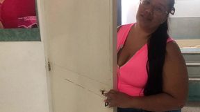vecina cachonda pide posada por que su esposo la corrio dela casa y terminamos follando