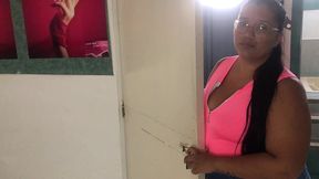 vecina cachonda pide posada por que su esposo la corrio dela casa y terminamos follando