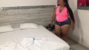 vecina cachonda pide posada por que su esposo la corrio dela casa y terminamos follando