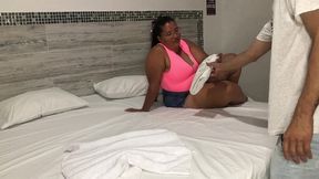 vecina cachonda pide posada por que su esposo la corrio dela casa y terminamos follando
