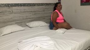 vecina cachonda pide posada por que su esposo la corrio dela casa y terminamos follando