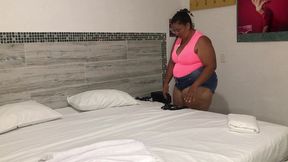 vecina cachonda pide posada por que su esposo la corrio dela casa y terminamos follando