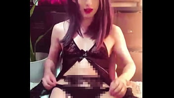【個撮】公衆トイレで黒髪ロングの清楚系女装が静かにオナニーする動画