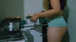 rabuda so de calcinha na cozinha