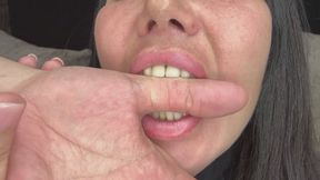 LORY bites fingers hard