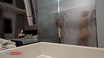 O corno do marido ficou assistindo sua esposa tomar banho com outro BBC