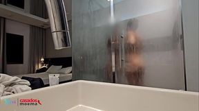 O corno do marido ficou assistindo sua esposa tomar banho com outro BBC