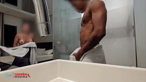 O corno do marido ficou assistindo sua esposa tomar banho com outro BBC