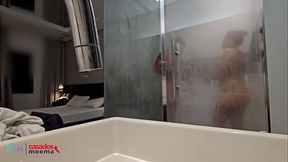 O corno do marido ficou assistindo sua esposa tomar banho com outro BBC