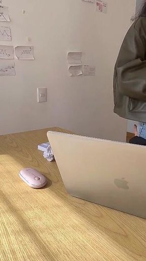 Mi Secretaria Menea Su Culo Y Me Deja Agarrarle Las Nalgas