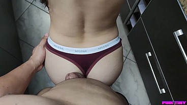 Me Encontre a Mi Hijastra Caliente Bien Sexi de Madrugada en la Cocina