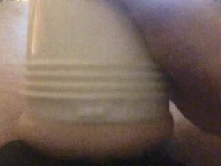 Je deviens excité pendant que je lèche sa chatte et me masturbe fleshlight