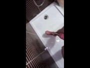 En la ducha me corro y orino en mis pies