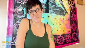 Pregnant lady's smelly hole gets worshipped in yoga pants
