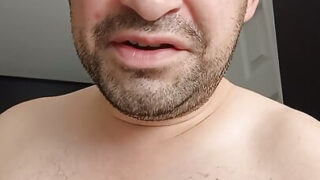 خرس گنده برندون لی کیرش را نوازش می‌کند در حالی که در حمام داغ خانگی از مقعد مورد تجاوز قرار می‌گیرد