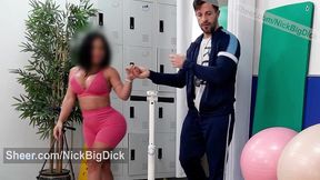 el monitor del gym se folla a su alumna