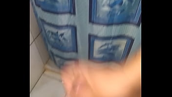 Punheta gostosa no banheiro