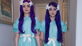 توأم جرادي من فريق Shining Cosplayers يمصون ويمارسون الجنس مع الأخ غير الشقيق