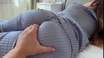 Sexy white girl wets her pussy and gives blowjob in morning fuck session