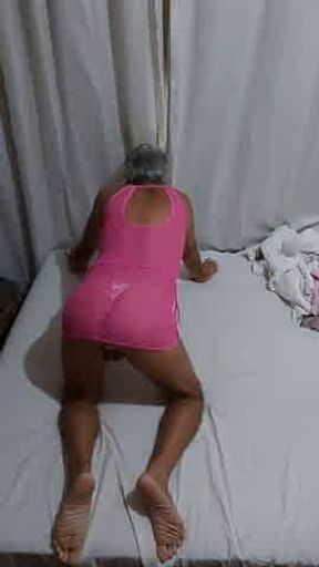 Ladysilva na cama de calcinha exibindo sua bunda gostosa na webcam