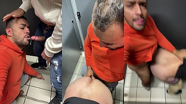 Passivo servindo a vários machos de joelhos no vestiário da obra da nova impreiteira.