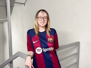 A Barcelona Supporter Drilled By PSG Fan in The Corridors Of The Football Stadium !!!