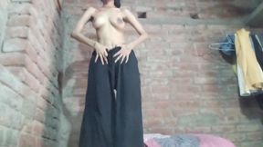 The dancing whore. Shaking her boobs with fingering pussy in desi bihari style.