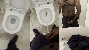 SEGURANÇA NO BANHEIRO DO SHOPPING MIJANDO E ESPERANDO POR DIVERSÃO