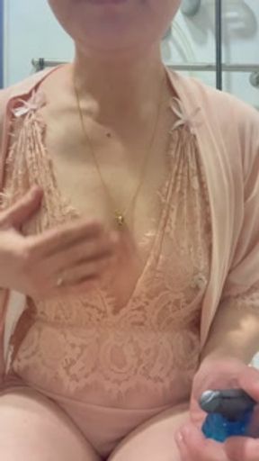 港女吹煙後自摸大胸