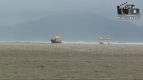coroa gostosa na praia, nao aguentou e mostrou tudo.