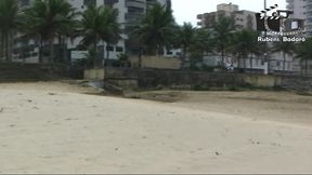 coroa gostosa na praia, nao aguentou e mostrou tudo.