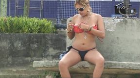 coroa gostosa na praia, nao aguentou e mostrou tudo.