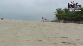 coroa gostosa na praia, nao aguentou e mostrou tudo.