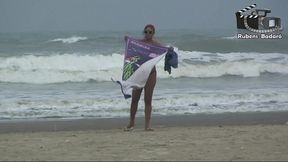 coroa gostosa na praia, nao aguentou e mostrou tudo.