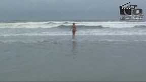 coroa gostosa na praia, nao aguentou e mostrou tudo.