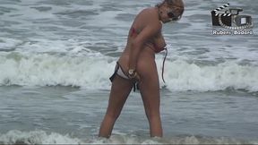 coroa gostosa na praia, nao aguentou e mostrou tudo.