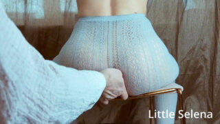 Eine zierliche Amateurin mit Fetisch-Vorliebe lässt sich mit einem riesigen Dildo extrem anal fisting.