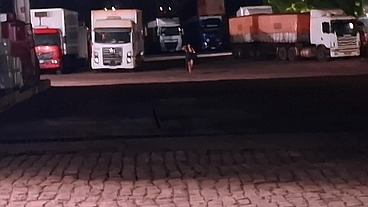 Caminhoneiro Fodeu o Cuzinho da Minha Esposa no Caminhão Enquanto Eu Esperava